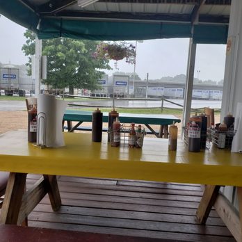 Phil's Dream Pit - Outside seating - Barbeque Near Me - Kingsport, Tennessee