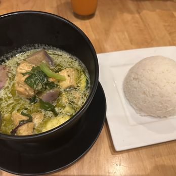 Red Chili - Green Curry w/ Tofu + Side of rice (extra) - Thai Near Me - Hayward, California