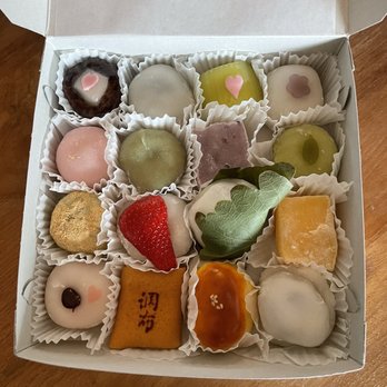 Fugetsu-Do - 16 assorted mochi - Candy Stores Near Me - Los Angeles, California Fugetsu-Do - 16 assorted mochi - Candy Stores Near Me - Los Angeles, California