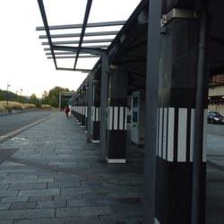 Sandvika stasjon - Selve bussterminalen er utendørs med et overbyggende tak til regnsværsdagene