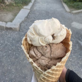 Scoop Deck - A double kiddie of PB Iditarod and Mocha Joe's Mud - Ice Cream & Frozen Yogurt Near Me - Wells, Maine