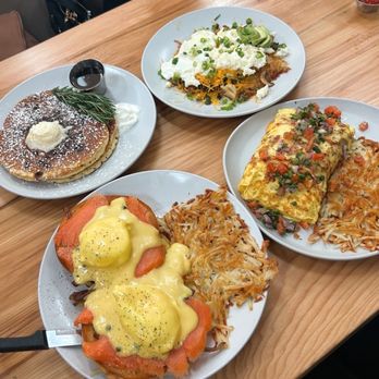The Breeze Cafe - Salmon Benedict, Chocolate Chip Pancakes, Meat Lovers Omelette, Veggie Omelette - Breakfast & Brunch Near Me - Newark, California