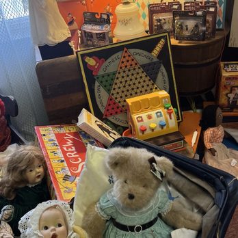 Main Street Classics - Antique vendor at Main Street Classics - Antiques Near Me - Stephens City, Virginia Main Street Classics - Antique vendor at Main Street Classics - Antiques Near Me - Stephens City, Virginia