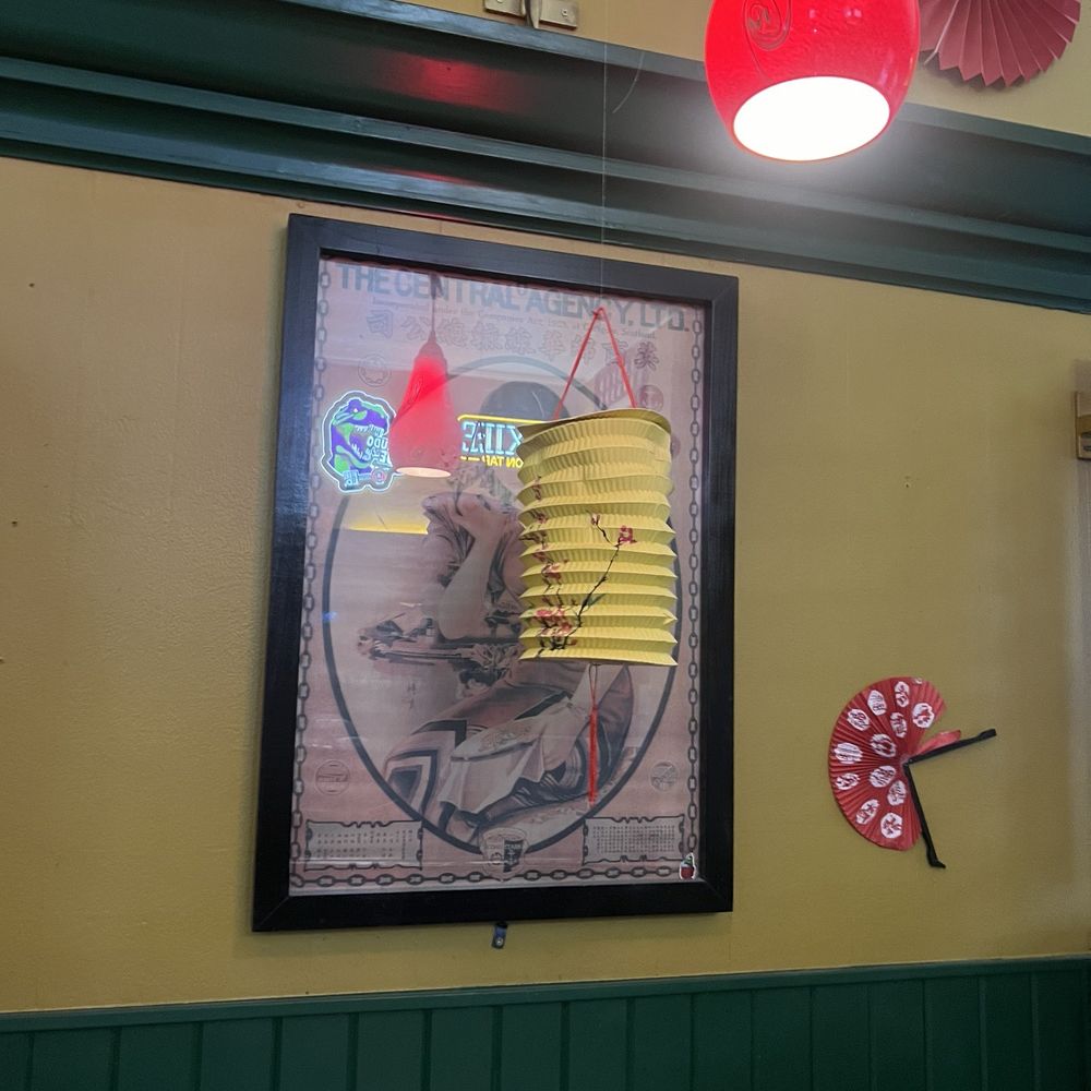 Fong's Pizza - Pictures on the wall - Pizza Near Me - Des Moines, Iowa