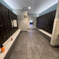 Chuze Fitness - Locker room