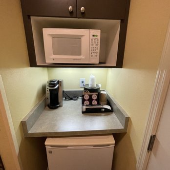 Plaza Inn and Suites - Small fridge, Keurig and K-cup pods, Microwave - Hotels Near Me - Ashland, Oregon