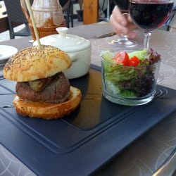 Le Gaulois - Hamburger servi au Gaulois