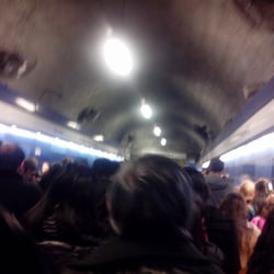 Estación de Metro Tobalaba - Tobalaba un día de semana a las 7 de la tarde. Camino a combinar a la línea 4 dirección Puente Alto.