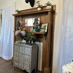 Waffle's English Tea Room - Charming decor