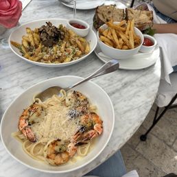Lemon shrimp pasta is to DIE for