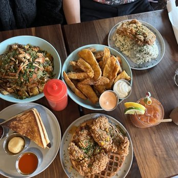 Jojo - CW: Fried chicken and waffles, vegan jojo hash, large jojos, and biscuits and gravy with added fried chicken - American Near Me - Portland, Oregon Jojo - CW: Fried chicken and waffles, vegan jojo hash, large jojos, and biscuits and gravy with added fried chicken - American Near Me - Portland, Oregon