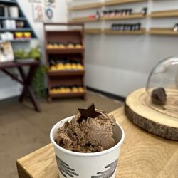 Kin + Pod - Uno reverse (seasonal special) chocolate ice cream, white chocolate mint chips, brownie bits