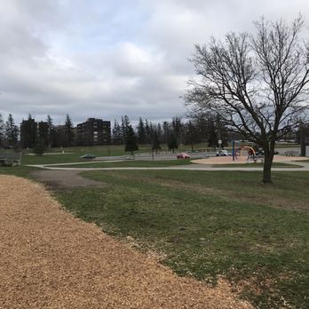 Waterdown Memorial Park - Parking lot - Parks Near Me - Hamilton, Ontario