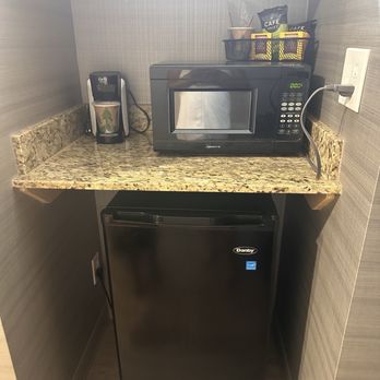 Abbey Inn & Suites - Little nook with microwave, refrigerator, coffee, and tea amenities - Hotels Near Me - Cedar City, Utah