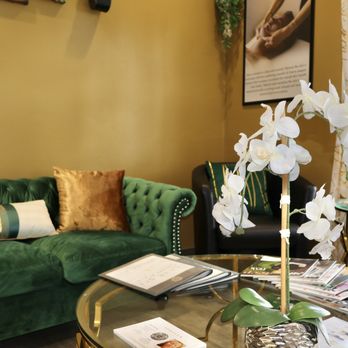 Sugar Bee - Our inviting lobby blends elegance and comfort with plush seating, fresh orchids, and a curated selection of beaty magazines. - Sugaring Near Me - Riverside, California Sugar Bee - Our inviting lobby blends elegance and comfort with plush seating, fresh orchids, and a curated selection of beaty magazines. - Sugaring Near Me - Riverside, California