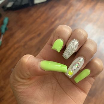 Lux Nail Boutique - Nail Salons Near Me - Chicago, Illinois