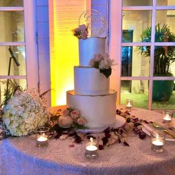Mille Fleurs - wedding cake floral decorations - Florists Near Me - Miami, Florida