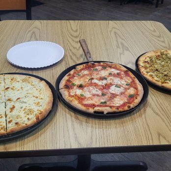 Fratelli's Pizza Kitchen - White, Margherita, and clam with white sauce small pies. - Pizza Near Me - Henderson, Nevada Fratelli's Pizza Kitchen - White, Margherita, and clam with white sauce small pies. - Pizza Near Me - Henderson, Nevada