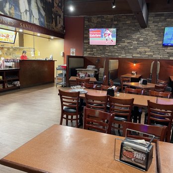 Me-n-Ed's Pizzeria - Pizza Near Me - Oakhurst, California