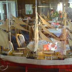 Zur Fischerklause - Vitrine im Restaurant