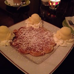 Eiscafe Aldo - Heiße Waffel mit Eis und Kirschen dazu Latte mit Haselnuss *_* lecker!