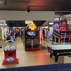 Legion Bowl And Billiards - Game area