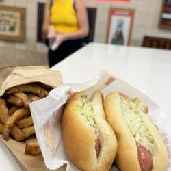 Restaurant Sauvé - Classic "streamé" hot dogs and golden fries!
