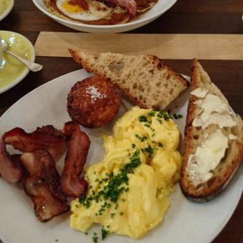 Holybelly 19 - Savery stake. (pancake, eggs, maple Sirup and salted butter.  Eggs and sides. (scrambled eggs with hash browns and bacon) - Breakfast & Brunch Near Me - Paris, 75