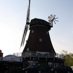 Hotel Lauenburger Mühle - Hoteleingang und links das Museum