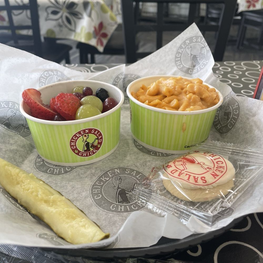 Mac n cheese Little Chick (kids meal), pickle & fruit salad