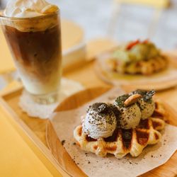 K Cafe Dabang - Banana cream latte, matcha and black sesame croffles!
