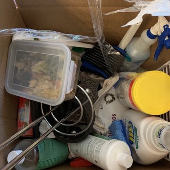 Moving Star - Old food, dirty toilet bowl cleaner, cleaning supplies all thrown in the same box. - Movers Near Me - San Francisco, California Moving Star - Old food, dirty toilet bowl cleaner, cleaning supplies all thrown in the same box. - Movers Near Me - San Francisco, California
