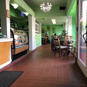 Raintree Bakery Coffeehouse - Entry way/baked good case - Bakeries Near Me - Honolulu, Hawaii