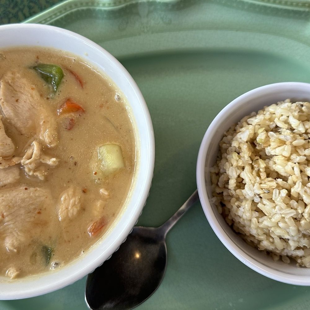 Yellow curry with chicken and brown rice Yellow curry with chicken and brown rice