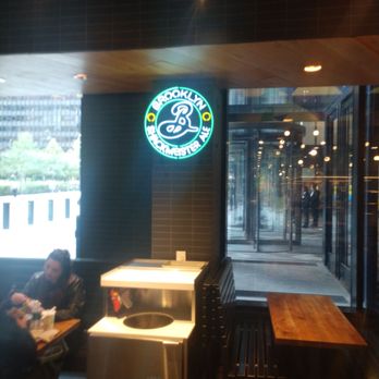 Shake Shack Willis Tower - Ambiance - Fast Food Near Me - Chicago, Illinois