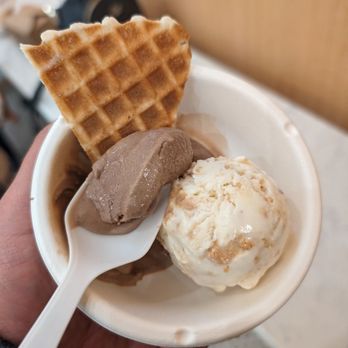 Jeni's Splendid Ice Creams - Milkiest chocolate + brown butter almond brittle - Desserts Near Me - Los Angeles, California Jeni's Splendid Ice Creams - Milkiest chocolate + brown butter almond brittle - Desserts Near Me - Los Angeles, California