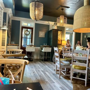 Community Table - Dining room - Comfort Food Near Me - Mt Pleasant, South Carolina Community Table - Dining room - Comfort Food Near Me - Mt Pleasant, South Carolina