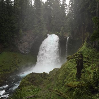 Deschutes National Forest - Gorgeous waterfall. So green and so majestic. - Parks Near Me