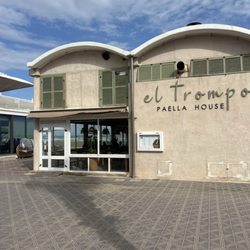 El Trompo - Beach front restaurant