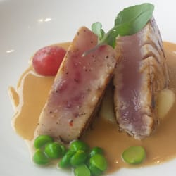 Culler De Pau - Bonito di Burela con crema di patate piccante, piselli e pomodoro confit