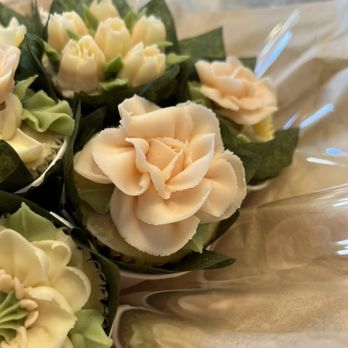 Luxe And Lilac - Flower cupcake details - Cupcakes Near Me