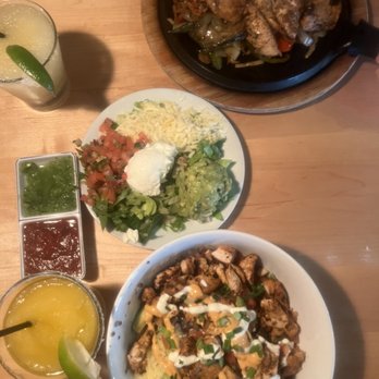 Escondido - Drinks: Peach and Strawberry  Food: Chicken fajita and Baja Chicken - Mexican Near Me - Freehold, New Jersey