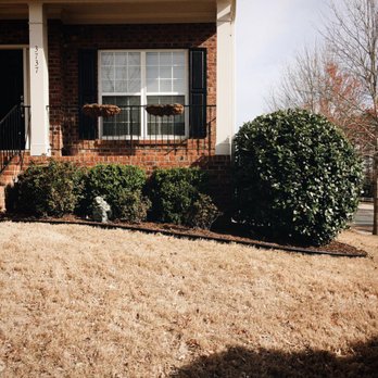Dogwood Lawn Care - after cleaning out bed, trimming hedges mulching and edging to define the bed. - Landscaping Near Me Dogwood Lawn Care - after cleaning out bed, trimming hedges mulching and edging to define the bed. - Landscaping Near Me