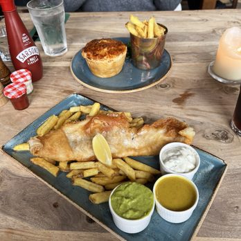 George Hotel - Fish & Chips (bottom) and Steak & Guinness Pie with broccolini and chips (top) - Hotels Near Me - Inveraray, AGB