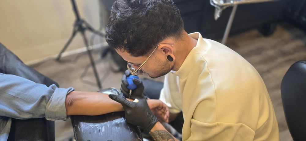 Iconic Lines Studio Logo