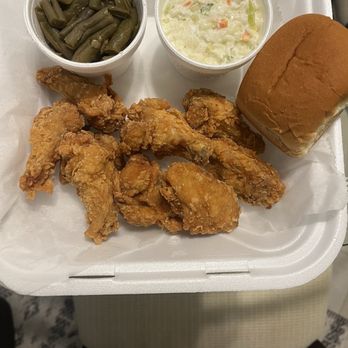 Brino’s Restaurant - Chicken wing platter - Soul Food Near Me - Louisville, Kentucky