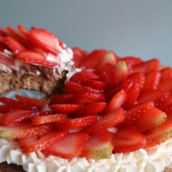 Daisy's Pavlova - Custom Cakes Near Me - Miami, Florida