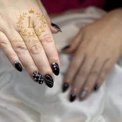 LeO Nails & Organic Spa - Vancouver - Your hands deserve a masterpiece!
 From delicate florals to bold abstract designs, we create nail art that matches your style.
 Let yo