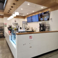 L'Ami Bakery - Clean, cute little bakery and café as you enter the food court