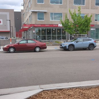 Natuur - two cars parked in front of a building - Acai Bowls Near Me - Denver, Colorado Natuur - two cars parked in front of a building - Acai Bowls Near Me - Denver, Colorado